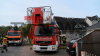 Großaufgebot an Rettungskräften - Feuerwehr deckt Dach mit Drehleiter ab - Feuerwehrdrohne kontrolliert Dach - Verletzt wurde glücklicherweise niemand - Energieversorger muss Gasleitung freilegen - Nachbar versorgt Anwohner und Rettungskräfte mit Kaffee: 