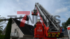 Großaufgebot an Rettungskräften - Feuerwehr deckt Dach mit Drehleiter ab - Feuerwehrdrohne kontrolliert Dach - Verletzt wurde glücklicherweise niemand - Energieversorger muss Gasleitung freilegen - Nachbar versorgt Anwohner und Rettungskräfte mit Kaffee: 