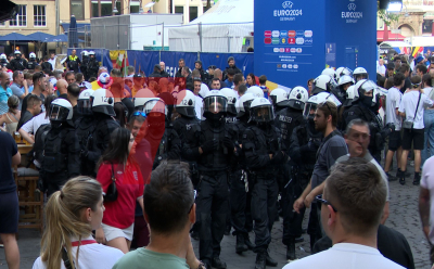 Polizei rüstet auf - Englandfans belagern Kölner Innenstadt - Polizei in vollständiger Schutzausrüstung: 