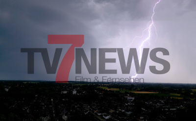 Unwetter unterbricht zeitweise EM-Spiel GER-DEN - Blitze erhellen den abendlichen Himmel: 