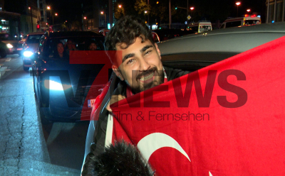 Die Türkei wirft Österreich völlig überraschend aus dem Turnier – und steht im EM-Viertelfinale - Autokorso auf den Ringen in Köln - Fans feiern stundenlang - „Berlin, Berlin, wir fahren nach Berlin“ singen die Türkischen Fans: Wir haben die Stimmen und Bilder! 