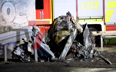 Heftige Bilder für Einsatzkräfte - Fahrzeugwrack bis zur Unkenntlichkeit zerstört - Unfallursache bislang völlig unklar - für den Fahrer kommt jede Hilfe zu spät: 
