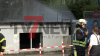 Personal reagiert umsichtig und evakuiert Besucher sofort - Feuerwehr dringt unter Chemieschutzanzügen dichtet Leckage ab und schlägt Chlorgas mit Wasser nieder: Feuerwehr mit 55 Kräften im Einsatz - Keine Personen verletzt