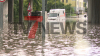 Heftige Unwetter in großen Teilen Deutschlands angekündigt - Feuerwehr im Dauereinsatz - Verkehr durch Überschwemmungen eingeschränkt - Wassermassen drücken sich durch Gullideckel hoch : 