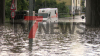Heftige Unwetter in großen Teilen Deutschlands angekündigt - Feuerwehr im Dauereinsatz - Verkehr durch Überschwemmungen eingeschränkt - Wassermassen drücken sich durch Gullideckel hoch : 