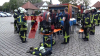Personal reagiert umsichtig und evakuiert Besucher sofort - Feuerwehr dringt unter Chemieschutzanzügen dichtet Leckage ab und schlägt Chlorgas mit Wasser nieder: Feuerwehr mit 55 Kräften im Einsatz - Keine Personen verletzt