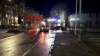 Baum kracht auf Auto und in Vorgarten eines Wohnhauses - weiterer Baum blockiert Hauptstraße vollständig - Deutscher Wetterdienst warnt vor Sturmböen mit bis zu 95 km/h - Feuerwehr warnt davor, Wälder zu meiden - Feuerwehr sägt umgestürzten Baum mit Kettensäge auseinander - glücklicherweise wurde niemand verletzt: 