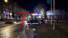 Baum kracht auf Auto und in Vorgarten eines Wohnhauses - weiterer Baum blockiert Hauptstraße vollständig - Deutscher Wetterdienst warnt vor Sturmböen mit bis zu 95 km/h - Feuerwehr warnt davor, Wälder zu meiden - Feuerwehr sägt umgestürzten Baum mit Kettensäge auseinander - glücklicherweise wurde niemand verletzt: 