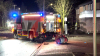 Baum kracht auf Auto und in Vorgarten eines Wohnhauses - weiterer Baum blockiert Hauptstraße vollständig - Deutscher Wetterdienst warnt vor Sturmböen mit bis zu 95 km/h - Feuerwehr warnt davor, Wälder zu meiden - Feuerwehr sägt umgestürzten Baum mit Kettensäge auseinander - glücklicherweise wurde niemand verletzt: 