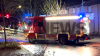 Baum kracht auf Auto und in Vorgarten eines Wohnhauses - weiterer Baum blockiert Hauptstraße vollständig - Deutscher Wetterdienst warnt vor Sturmböen mit bis zu 95 km/h - Feuerwehr warnt davor, Wälder zu meiden - Feuerwehr sägt umgestürzten Baum mit Kettensäge auseinander - glücklicherweise wurde niemand verletzt: 