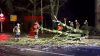 Baum kracht auf Auto und in Vorgarten eines Wohnhauses - weiterer Baum blockiert Hauptstraße vollständig - Deutscher Wetterdienst warnt vor Sturmböen mit bis zu 95 km/h - Feuerwehr warnt davor, Wälder zu meiden - Feuerwehr sägt umgestürzten Baum mit Kettensäge auseinander - glücklicherweise wurde niemand verletzt: 