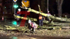 Baum kracht auf Auto und in Vorgarten eines Wohnhauses - weiterer Baum blockiert Hauptstraße vollständig - Deutscher Wetterdienst warnt vor Sturmböen mit bis zu 95 km/h - Feuerwehr warnt davor, Wälder zu meiden - Feuerwehr sägt umgestürzten Baum mit Kettensäge auseinander - glücklicherweise wurde niemand verletzt: 