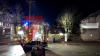 Baum kracht auf Auto und in Vorgarten eines Wohnhauses - weiterer Baum blockiert Hauptstraße vollständig - Deutscher Wetterdienst warnt vor Sturmböen mit bis zu 95 km/h - Feuerwehr warnt davor, Wälder zu meiden - Feuerwehr sägt umgestürzten Baum mit Kettensäge auseinander - glücklicherweise wurde niemand verletzt: 