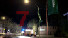 Baum kracht auf Auto und in Vorgarten eines Wohnhauses - weiterer Baum blockiert Hauptstraße vollständig - Deutscher Wetterdienst warnt vor Sturmböen mit bis zu 95 km/h - Feuerwehr warnt davor, Wälder zu meiden - Feuerwehr sägt umgestürzten Baum mit Kettensäge auseinander - glücklicherweise wurde niemand verletzt: 