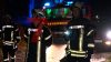 Baum kracht auf Auto und in Vorgarten eines Wohnhauses - weiterer Baum blockiert Hauptstraße vollständig - Deutscher Wetterdienst warnt vor Sturmböen mit bis zu 95 km/h - Feuerwehr warnt davor, Wälder zu meiden - Feuerwehr sägt umgestürzten Baum mit Kettensäge auseinander - glücklicherweise wurde niemand verletzt: 