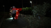 Baum kracht auf Auto und in Vorgarten eines Wohnhauses - weiterer Baum blockiert Hauptstraße vollständig - Deutscher Wetterdienst warnt vor Sturmböen mit bis zu 95 km/h - Feuerwehr warnt davor, Wälder zu meiden - Feuerwehr sägt umgestürzten Baum mit Kettensäge auseinander - glücklicherweise wurde niemand verletzt: 