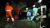 Baum kracht auf Auto und in Vorgarten eines Wohnhauses - weiterer Baum blockiert Hauptstraße vollständig - Deutscher Wetterdienst warnt vor Sturmböen mit bis zu 95 km/h - Feuerwehr warnt davor, Wälder zu meiden - Feuerwehr sägt umgestürzten Baum mit Kettensäge auseinander - glücklicherweise wurde niemand verletzt: 
