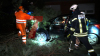 Baum kracht auf Auto und in Vorgarten eines Wohnhauses - weiterer Baum blockiert Hauptstraße vollständig - Deutscher Wetterdienst warnt vor Sturmböen mit bis zu 95 km/h - Feuerwehr warnt davor, Wälder zu meiden - Feuerwehr sägt umgestürzten Baum mit Kettensäge auseinander - glücklicherweise wurde niemand verletzt: 