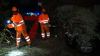 Baum kracht auf Auto und in Vorgarten eines Wohnhauses - weiterer Baum blockiert Hauptstraße vollständig - Deutscher Wetterdienst warnt vor Sturmböen mit bis zu 95 km/h - Feuerwehr warnt davor, Wälder zu meiden - Feuerwehr sägt umgestürzten Baum mit Kettensäge auseinander - glücklicherweise wurde niemand verletzt: 