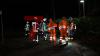 Baum kracht auf Auto und in Vorgarten eines Wohnhauses - weiterer Baum blockiert Hauptstraße vollständig - Deutscher Wetterdienst warnt vor Sturmböen mit bis zu 95 km/h - Feuerwehr warnt davor, Wälder zu meiden - Feuerwehr sägt umgestürzten Baum mit Kettensäge auseinander - glücklicherweise wurde niemand verletzt: 