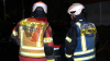 Baum kracht auf Auto und in Vorgarten eines Wohnhauses - weiterer Baum blockiert Hauptstraße vollständig - Deutscher Wetterdienst warnt vor Sturmböen mit bis zu 95 km/h - Feuerwehr warnt davor, Wälder zu meiden - Feuerwehr sägt umgestürzten Baum mit Kettensäge auseinander - glücklicherweise wurde niemand verletzt: 