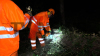 Baum kracht auf Auto und in Vorgarten eines Wohnhauses - weiterer Baum blockiert Hauptstraße vollständig - Deutscher Wetterdienst warnt vor Sturmböen mit bis zu 95 km/h - Feuerwehr warnt davor, Wälder zu meiden - Feuerwehr sägt umgestürzten Baum mit Kettensäge auseinander - glücklicherweise wurde niemand verletzt: 