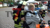 Personal reagiert umsichtig und evakuiert Besucher sofort - Feuerwehr dringt unter Chemieschutzanzügen dichtet Leckage ab und schlägt Chlorgas mit Wasser nieder: Feuerwehr mit 55 Kräften im Einsatz - Keine Personen verletzt