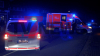 24-jähriger Fahrer und 26-jähriger Beifahrer schwer verletzt - Wagen kommt innerstädtisch von Fahrbahn ab - Augenzeuge spricht von überhöhter Geschwindigkeit - "Ich schätze 140, 150 Sachen bestimmt" - Rad reißt ab und trifft entgegenkommendes Auto - "Dadurch, dass meine Mutter gelenkt hat Gott sei Dank nicht in die Windschutzscheibe" - "Meine Mutter ist direkt unter Schock gewesen" - "Erste Hilfe finde ich ganz wichtig": "Ich war an meinem Handy und dann hat es einfach angefangen zu wackeln und dann bin ich ins andere Zimmer gegangen und dann war da ein Auto in unserem Garten" - "Geweckt wurde ich eigentlich durch meinen Sohn bzw. durch einen extremstes vibrieren und einen tierisch lauten Knall" - "Das war vor Jahren schon mal ähnlich, nur an der anderen Seite" - "Diese Straße gerne abends als sogenannte Heizerstraße im Sommer" - "Wundert mich, dass dann auch nicht mehr passiert ist"