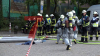 Personal reagiert umsichtig und evakuiert Besucher sofort - Feuerwehr dringt unter Chemieschutzanzügen dichtet Leckage ab und schlägt Chlorgas mit Wasser nieder: Feuerwehr mit 55 Kräften im Einsatz - Keine Personen verletzt