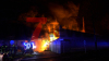 Flammeninferno zerstört mehrere Lagerhallen - Einer der größten Einsätze der Feuerwehr Rheda  - Anliegendes Gebäude konnte gerettet werden: 