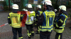 Personal reagiert umsichtig und evakuiert Besucher sofort - Feuerwehr dringt unter Chemieschutzanzügen dichtet Leckage ab und schlägt Chlorgas mit Wasser nieder: Feuerwehr mit 55 Kräften im Einsatz - Keine Personen verletzt