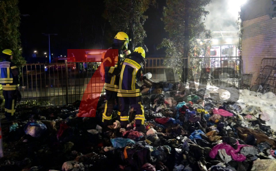 Spenden für Erdbebenopfer verbrennen - Hinweise auf Brandstiftung liegen vor - Überwachsungsbilder zeigen, wie Männer die Türkische Flagge abziehen und kurze Zeit später brennen die Hilfsgüter - Zafer, ein Spender bricht in Tränen aus - Große Bestürzung - Marler Feuerwehr konnte übergreifen verhindern.‘: Wir haben die Überwachungsbilder!