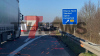 Auto rutscht unter Lastwagen durch - Fahrzeug schleudert in weiteren Lastwagen - Identität des Unfallopfers noch unklar - Beide Lastwagenfahrer unter Schock - Polizei bittet Autofahrer den Bereich weiträumig zu umfahren - Strecke in Richtung Niederlande voraussichtlich bis in den frühen Nachmittag gesperrt: 