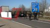 Auto rutscht unter Lastwagen durch - Fahrzeug schleudert in weiteren Lastwagen - Identität des Unfallopfers noch unklar - Beide Lastwagenfahrer unter Schock - Polizei bittet Autofahrer den Bereich weiträumig zu umfahren - Strecke in Richtung Niederlande voraussichtlich bis in den frühen Nachmittag gesperrt: 