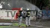 Personal reagiert umsichtig und evakuiert Besucher sofort - Feuerwehr dringt unter Chemieschutzanzügen dichtet Leckage ab und schlägt Chlorgas mit Wasser nieder: Feuerwehr mit 55 Kräften im Einsatz - Keine Personen verletzt