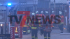Massive Rauchentwicklung, aber glücklicherweise keine Gefahr für die Bevölkerung - Warnungen und Absperrungen sind nicht nötig, nachdem der Rauch in nicht bewohntes Gebiet zieht - Feuerwehr muss mit Atemschutzgeräten vorgehen, da der Rauch giftige Bestandteile enthält - Ablöschen nur mit leichtem Schaummittel möglich und zusätzlichem Ausräumen - Photovoltaikanlage auf dem Dach ist eine Gefahrenklasse für sich: 