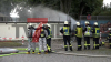 Personal reagiert umsichtig und evakuiert Besucher sofort - Feuerwehr dringt unter Chemieschutzanzügen dichtet Leckage ab und schlägt Chlorgas mit Wasser nieder: Feuerwehr mit 55 Kräften im Einsatz - Keine Personen verletzt