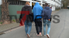 Haftbefehl wegen Mordes erlassen - 20-Jähriger in Jugendhaftanstalt überstellt - Wir haben exklusiv den 20-Jährigen im Bild, wie die Polizei ihn zum Gericht führt - Mann hat blaue Decke über dem Kopf auf dem Weg vor Vorführung: 