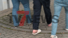 Haftbefehl wegen Mordes erlassen - 20-Jähriger in Jugendhaftanstalt überstellt - Wir haben exklusiv den 20-Jährigen im Bild, wie die Polizei ihn zum Gericht führt - Mann hat blaue Decke über dem Kopf auf dem Weg vor Vorführung: 