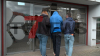 Haftbefehl wegen Mordes erlassen - 20-Jähriger in Jugendhaftanstalt überstellt - Wir haben exklusiv den 20-Jährigen im Bild, wie die Polizei ihn zum Gericht führt - Mann hat blaue Decke über dem Kopf auf dem Weg vor Vorführung: 