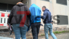 Haftbefehl wegen Mordes erlassen - 20-Jähriger in Jugendhaftanstalt überstellt - Wir haben exklusiv den 20-Jährigen im Bild, wie die Polizei ihn zum Gericht führt - Mann hat blaue Decke über dem Kopf auf dem Weg vor Vorführung: 