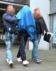 Haftbefehl wegen Mordes erlassen - 20-Jähriger in Jugendhaftanstalt überstellt - Wir haben exklusiv den 20-Jährigen im Bild, wie die Polizei ihn zum Gericht führt - Mann hat blaue Decke über dem Kopf auf dem Weg vor Vorführung: 