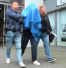 Haftbefehl wegen Mordes erlassen - 20-Jähriger in Jugendhaftanstalt überstellt - Wir haben exklusiv den 20-Jährigen im Bild, wie die Polizei ihn zum Gericht führt - Mann hat blaue Decke über dem Kopf auf dem Weg vor Vorführung: 