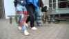 Haftbefehl wegen Mordes erlassen - 20-Jähriger in Jugendhaftanstalt überstellt - Wir haben exklusiv den 20-Jährigen im Bild, wie die Polizei ihn zum Gericht führt - Mann hat blaue Decke über dem Kopf auf dem Weg vor Vorführung: 