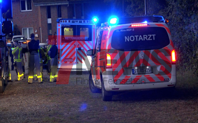 Sechs Freunde leisten zusammen Erste Hilfe - 