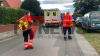 Fünf Männer im Alter von 36 bis 47 Jahren stürzen drei Meter in die Tiefe - Großeinsatz für die Rettungskräfte - Zwei Rettungshubschrauber vor Ort - Bereich weiträumig abgesperrt - Unfallursache noch unklar - Nachbarn sind sichtlich geschockt - Polizei spricht von einem tragischen Unglücksfall: Wir haben das Einfamilienhaus aus dem Garten des Nachbarn im Bild und auch den Balkon ohne Geländer