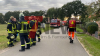 Fünf Männer im Alter von 36 bis 47 Jahren stürzen drei Meter in die Tiefe - Großeinsatz für die Rettungskräfte - Zwei Rettungshubschrauber vor Ort - Bereich weiträumig abgesperrt - Unfallursache noch unklar - Nachbarn sind sichtlich geschockt - Polizei spricht von einem tragischen Unglücksfall: Wir haben das Einfamilienhaus aus dem Garten des Nachbarn im Bild und auch den Balkon ohne Geländer