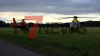 Fünf Männer im Alter von 36 bis 47 Jahren stürzen drei Meter in die Tiefe - Großeinsatz für die Rettungskräfte - Zwei Rettungshubschrauber vor Ort - Bereich weiträumig abgesperrt - Unfallursache noch unklar - Nachbarn sind sichtlich geschockt - Polizei spricht von einem tragischen Unglücksfall: Wir haben das Einfamilienhaus aus dem Garten des Nachbarn im Bild und auch den Balkon ohne Geländer