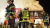 Zweiter Weihnachtsfeiertag endet in Tragödie - meterhohe Flammen schlagen überall aus dem Haus - große Rauchwolke zieht in den Nachthimmel - Großaufgebot an Rettungskräften - Wohnhaus unbewohnbar - hoher Sachschaden - Brandursache unklar: Wohnhausbrand Dortmund-Brechten – Großaufgebot der Feuerwehr, schwierige Löscharbeiten bei Minusgraden