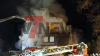 Zweiter Weihnachtsfeiertag endet in Tragödie - meterhohe Flammen schlagen überall aus dem Haus - große Rauchwolke zieht in den Nachthimmel - Großaufgebot an Rettungskräften - Wohnhaus unbewohnbar - hoher Sachschaden - Brandursache unklar: Wohnhausbrand Dortmund-Brechten – Großaufgebot der Feuerwehr, schwierige Löscharbeiten bei Minusgraden